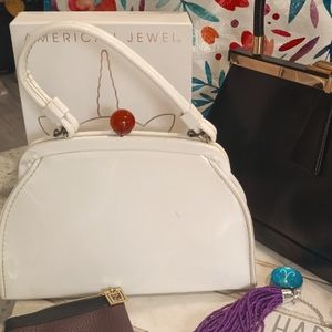 Gorgeous and loved white vintage handbag with wooden marble-like knob at closure